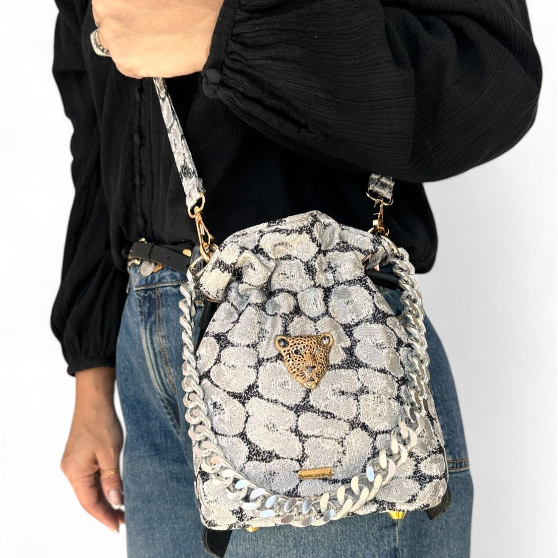 SAVANNAH BUCKET BAG
